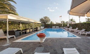 Seasonal outdoor pool, pool umbrellas, pool loungers - Hotel Ristorante Bixio (Camaiore)