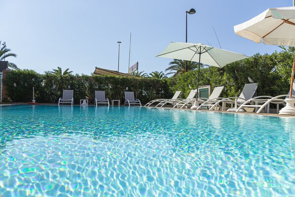 Kauden mukainen ulkouima-allas, aurinkovarjoja, aurinkotuoleja