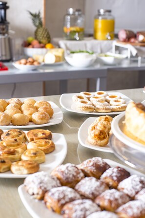 Free daily buffet breakfast  - Hotel Ristorante Bixio (Camaiore)