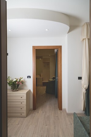Minibar, caja de seguridad en la habitación y ropa de cama 