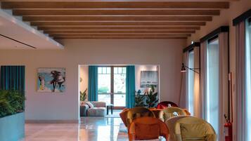 3 quầy bar/khu lounge, quầy bar ngay sát hồ bơi, quầy bar bên hồ bơi