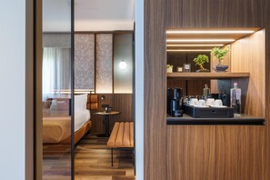 Suite, 1 habitación, patio | Área de sala de estar | Televisión LED de 43 pulgadas con canales vía satélite y televisión 