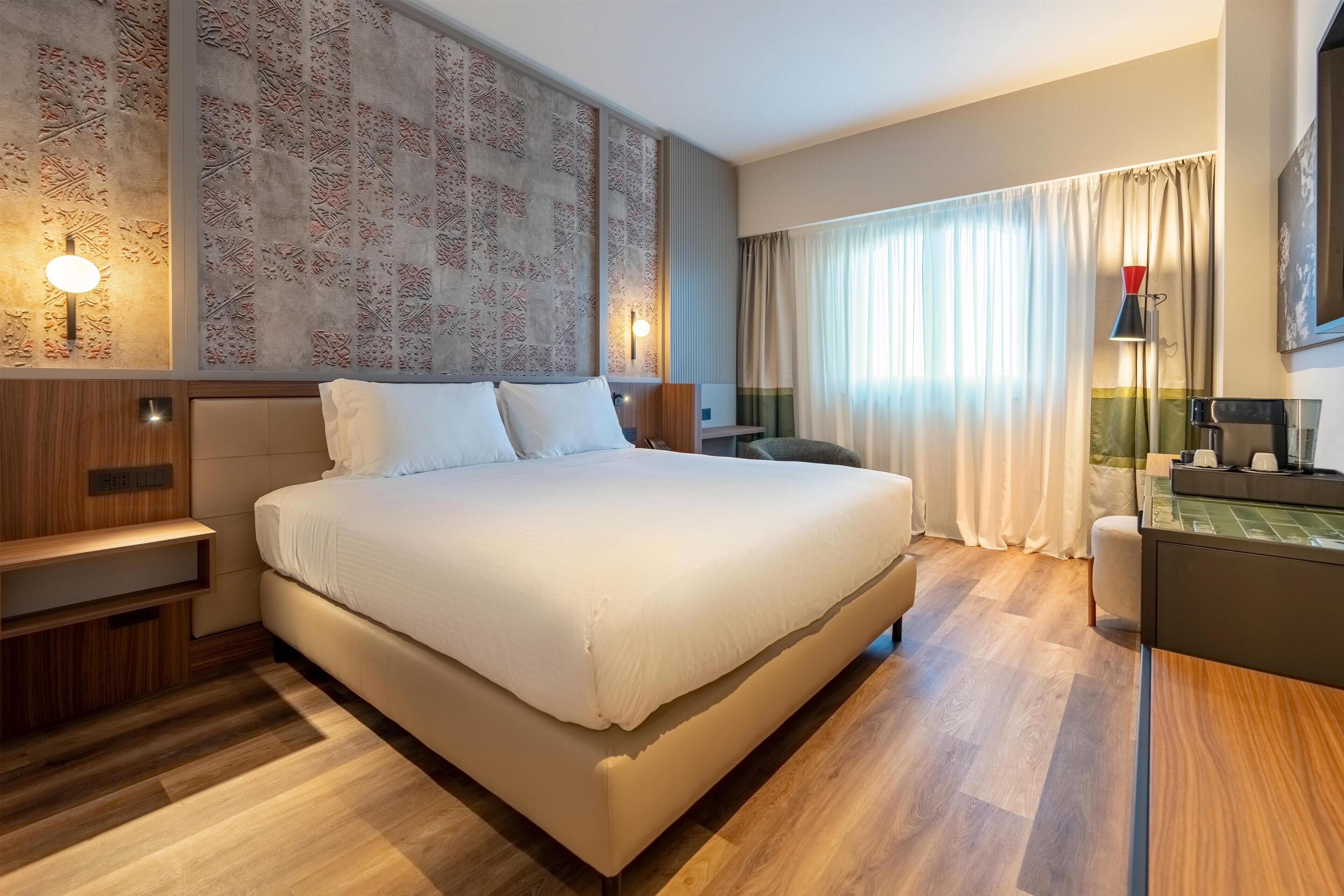 Kamer, 1 kingsize bed | Luxe beddengoed, een minibar, een kluis op de kamer, een bureau