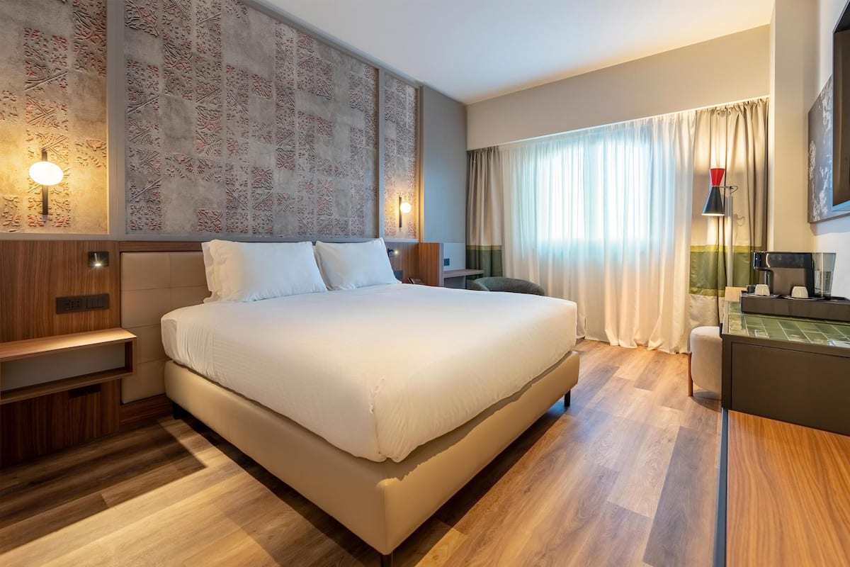 Room, 1 King Bed | Premium bedding, minibar, in-room safe, desk