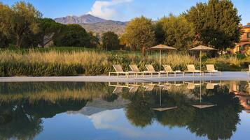 Piscine extérieure (ouverte en saison), parasols de plage