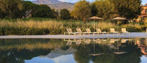 Sesongbasert utendørsbasseng, bassengparasoller og solsenger