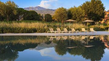 Außenpool (je nach Saison geöffnet), Sonnenschirme, Liegestühle