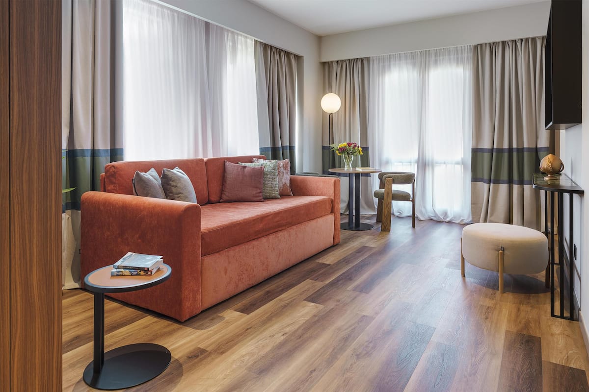 Suite, 1 Bedroom, Patio | Living area