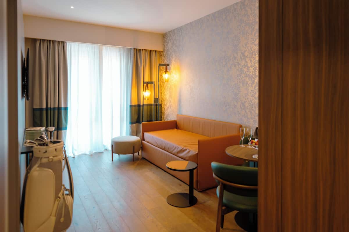 1 bedroom, premium bedding, minibar, in-room safe