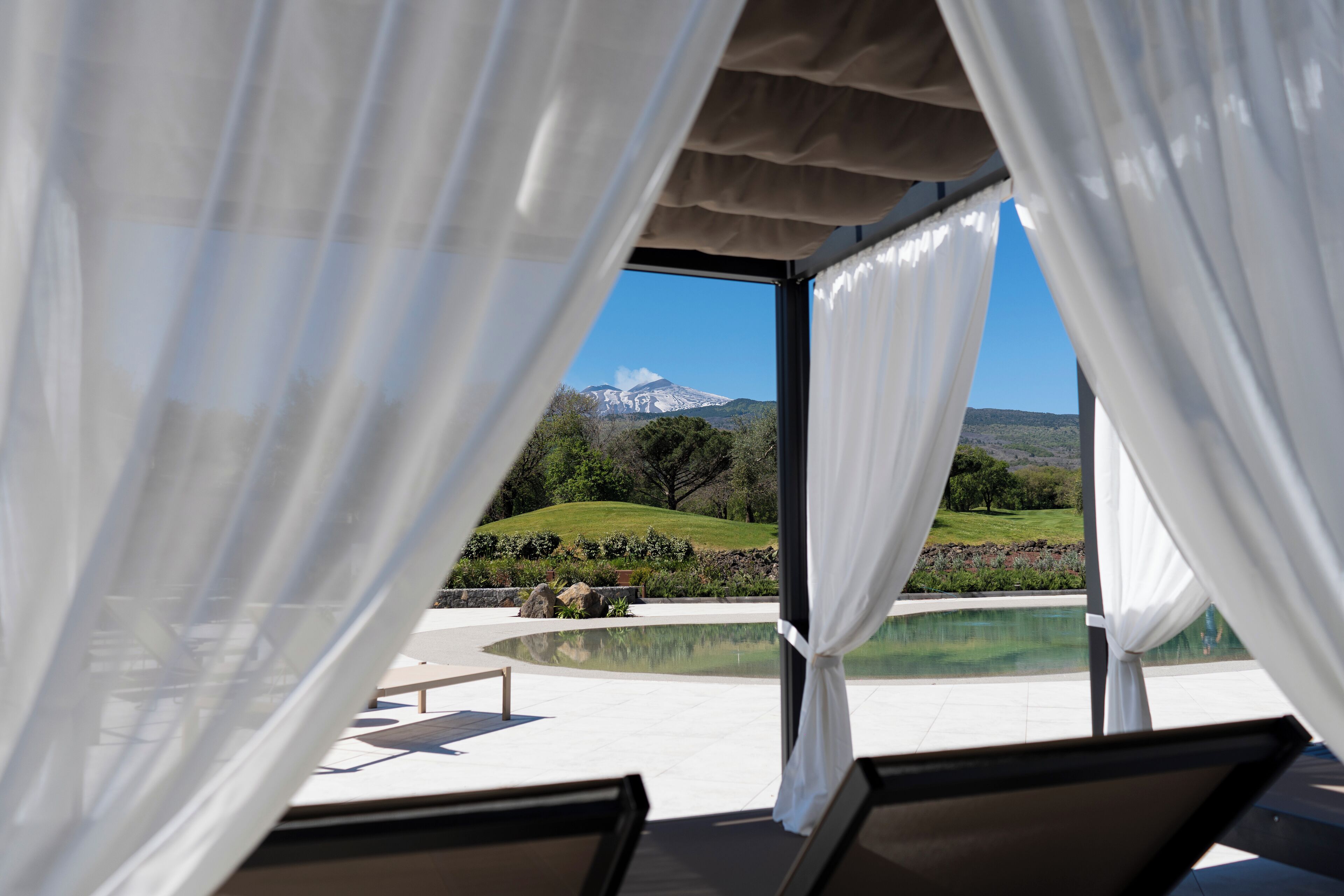 สระว่ายน้ำกลางแจ้งเปิดตามฤดูกาล, ร่มริมสระว่ายน้ำ, เก้าอี้อาบแดดริมสระ