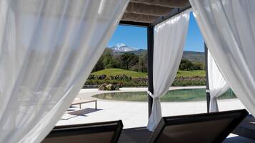 Hồ bơi ngoài trời phục vụ theo mùa, dù/ô trên bãi biển/hồ bơi