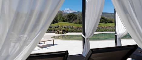 Piscine extérieure en saison, parasols, chaises longues