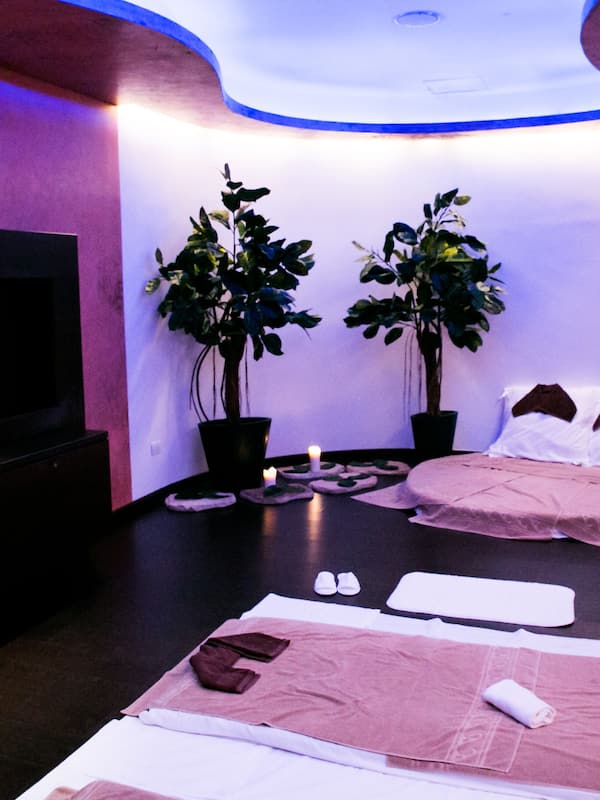 Couples treatment room(s), sauna, hot tub, steam room