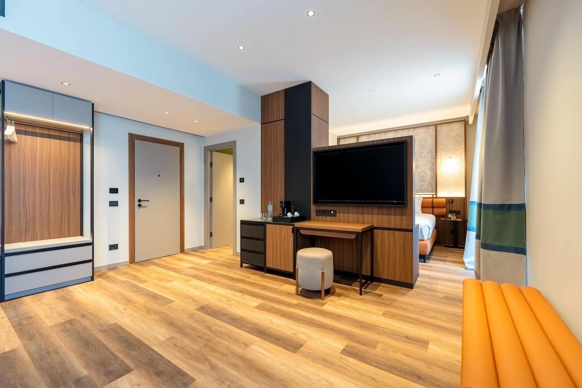 1 bedroom, premium bedding, minibar, in-room safe