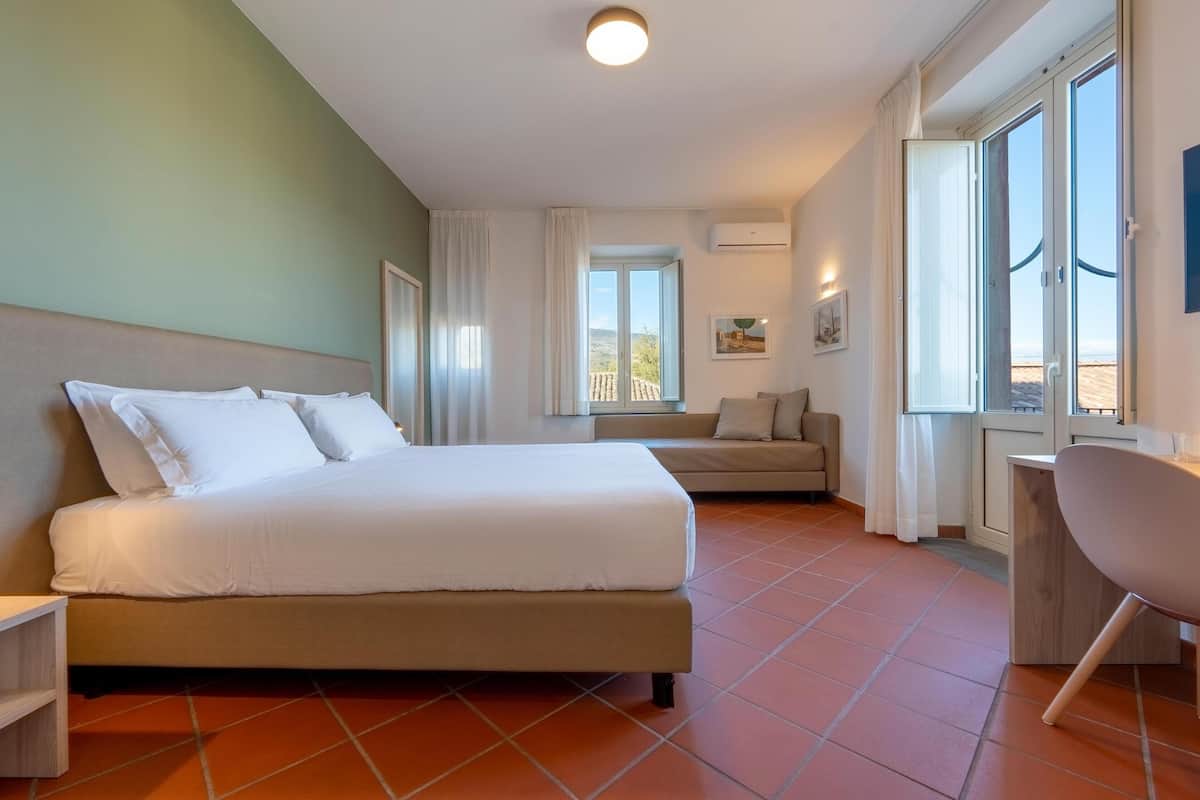 Club Room, Balcony (House) | 1 bedroom, premium bedding, minibar, in-room safe