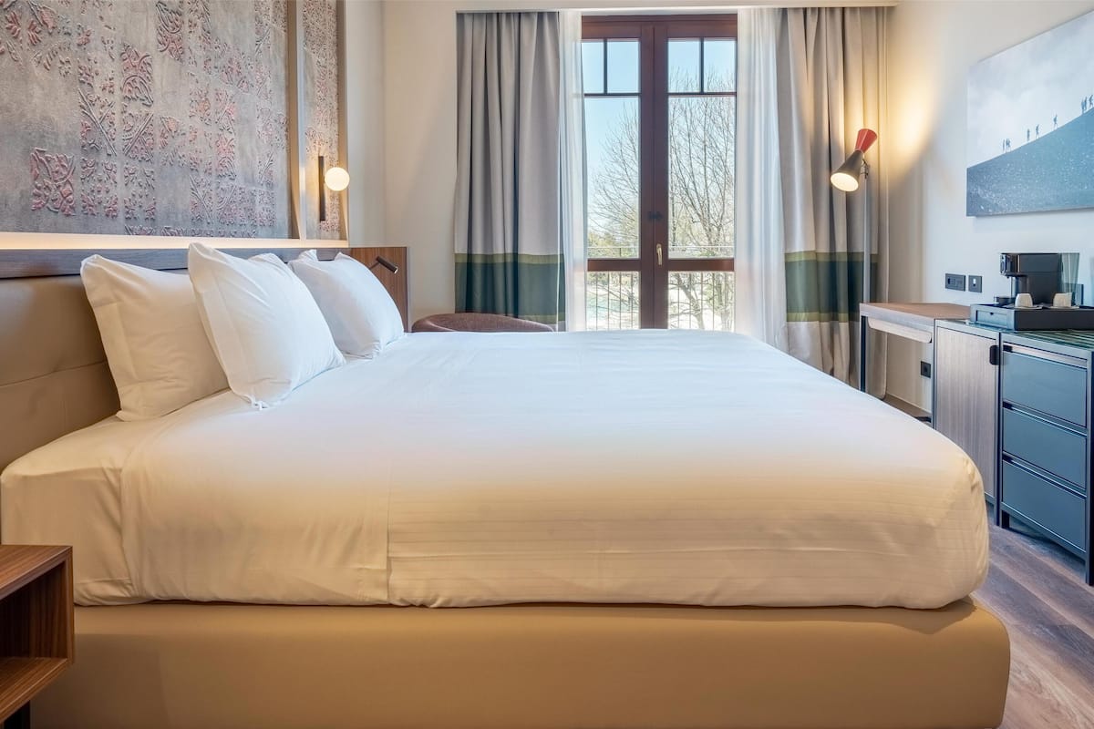 Deluxe kamer, 2 eenpersoonsbedden, balkon | 1 slaapkamer, luxe beddengoed, een minibar, een kluis op de kamer
