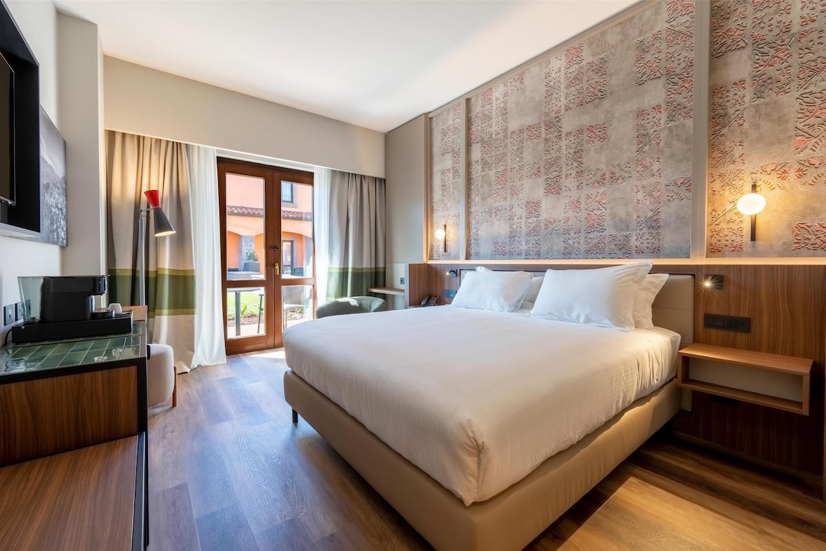 Room, 1 King Bed, Patio | 1 bedroom, premium bedding, minibar, in-room safe