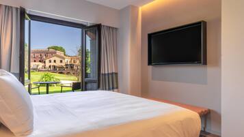 Suite, 2 camere da letto | Biancheria da letto di alta qualità, minibar, una cassaforte in camera