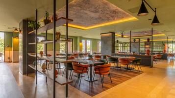 2 restaurants, breakfast served