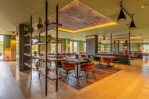 2 restaurants, breakfast served - Picciolo Etna Golf Resort & Spa, Curio Collection by Hilton (Castiglione di Sicilia)