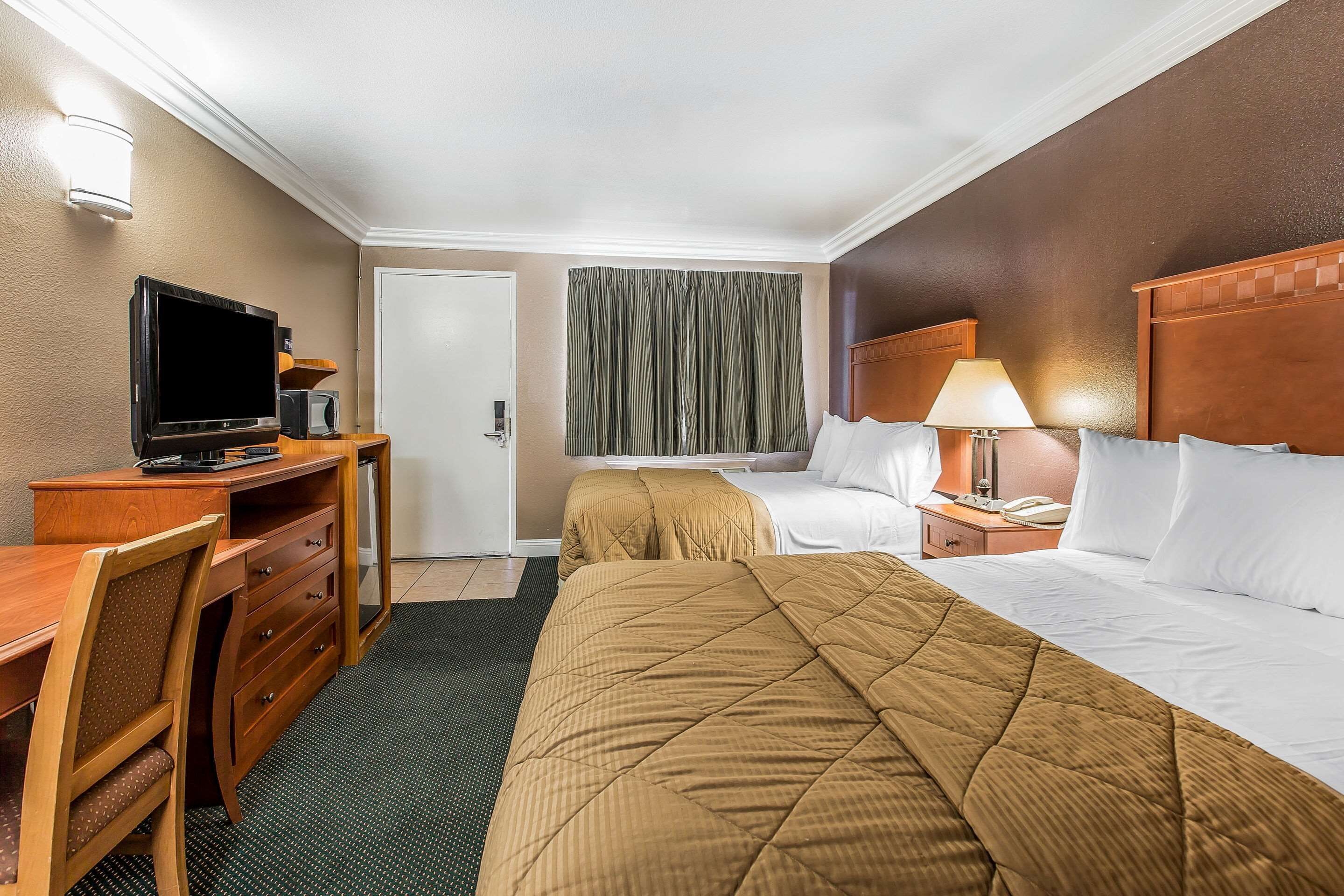 Standaard kamer, 2 queensize bedden, niet-roken | Een bureau, een strijkplank/strijkijzer, gratis babybedden, gratis wifi