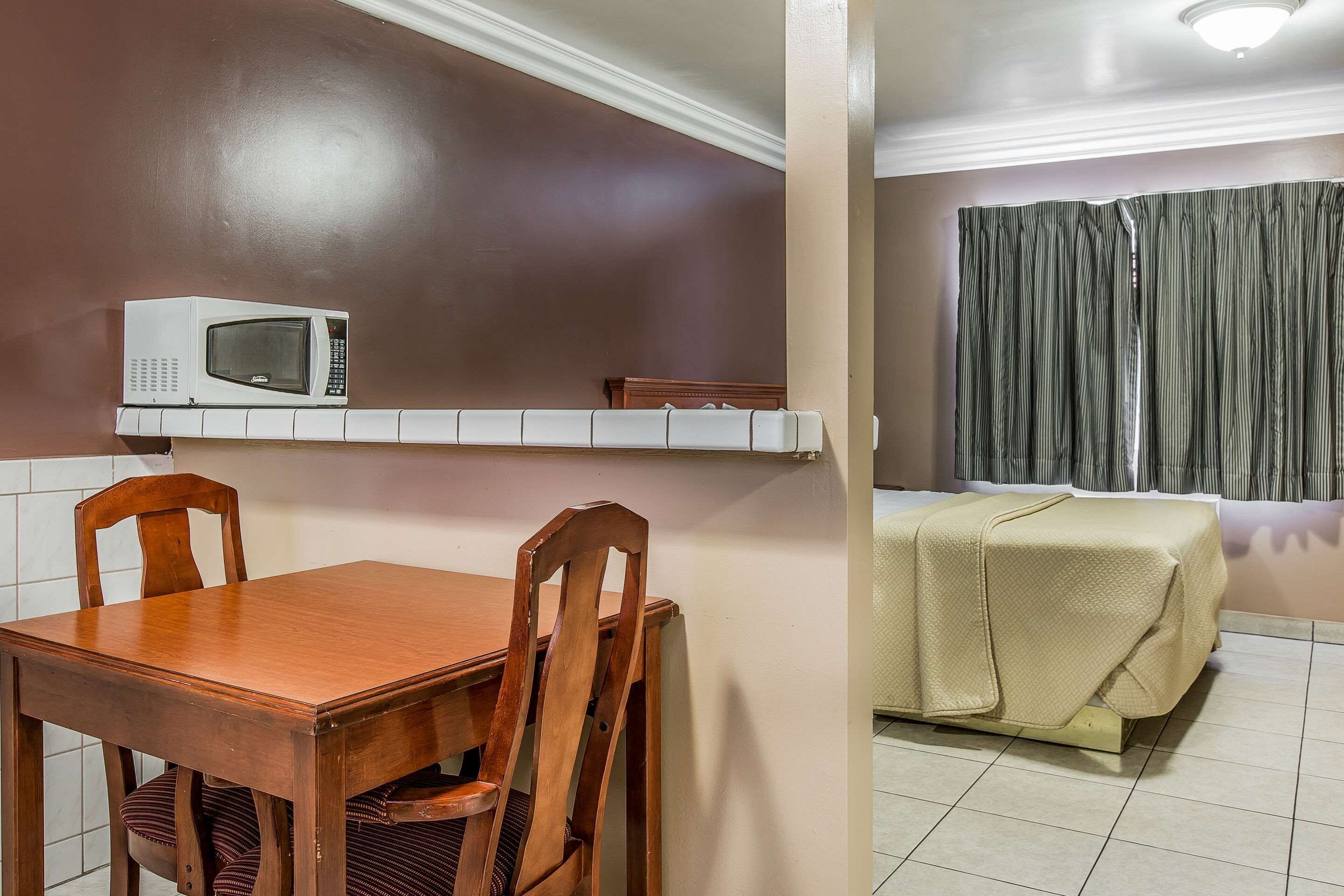 Bureau, fer et planche à repasser, lits bébé (gratuits), Wi-Fi gratuit