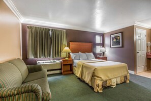 Desk, iron/ironing board, free cribs/infant beds, free WiFi - Rodeway Inn Ventura Midtown (Ventura)