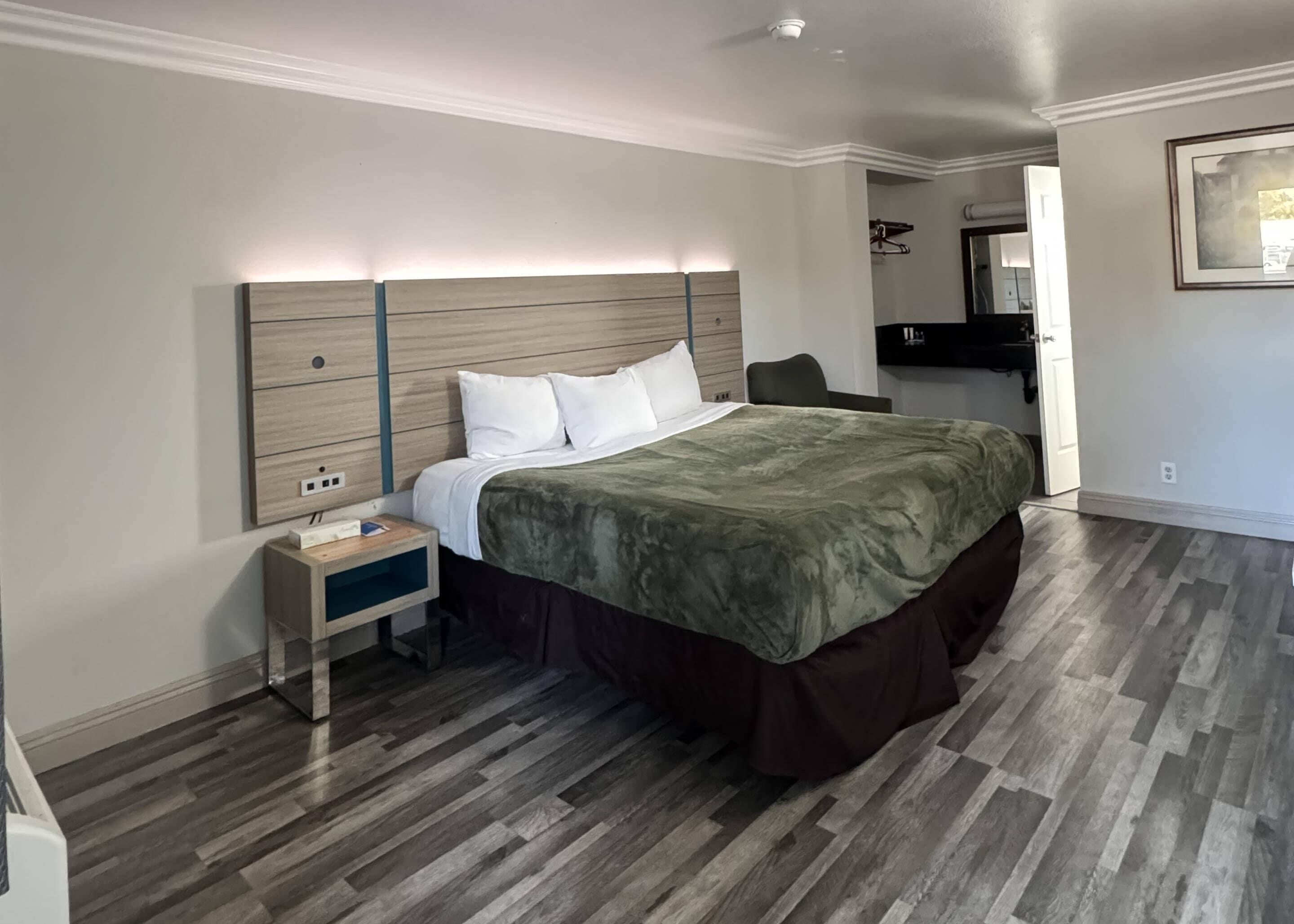 Standaard kamer, 1 kingsize bed, niet-roken | Een bureau, een strijkplank/strijkijzer, gratis babybedden, gratis wifi