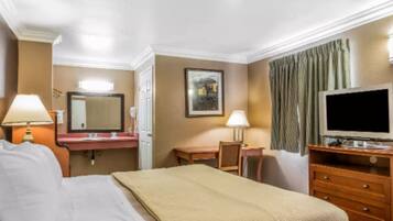 Combined shower/tub, free toiletries, hair dryer, towels