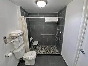Desk, iron/ironing board, free cots/infant beds, free WiFi - Rodeway Inn Ventura Midtown (Ventura)