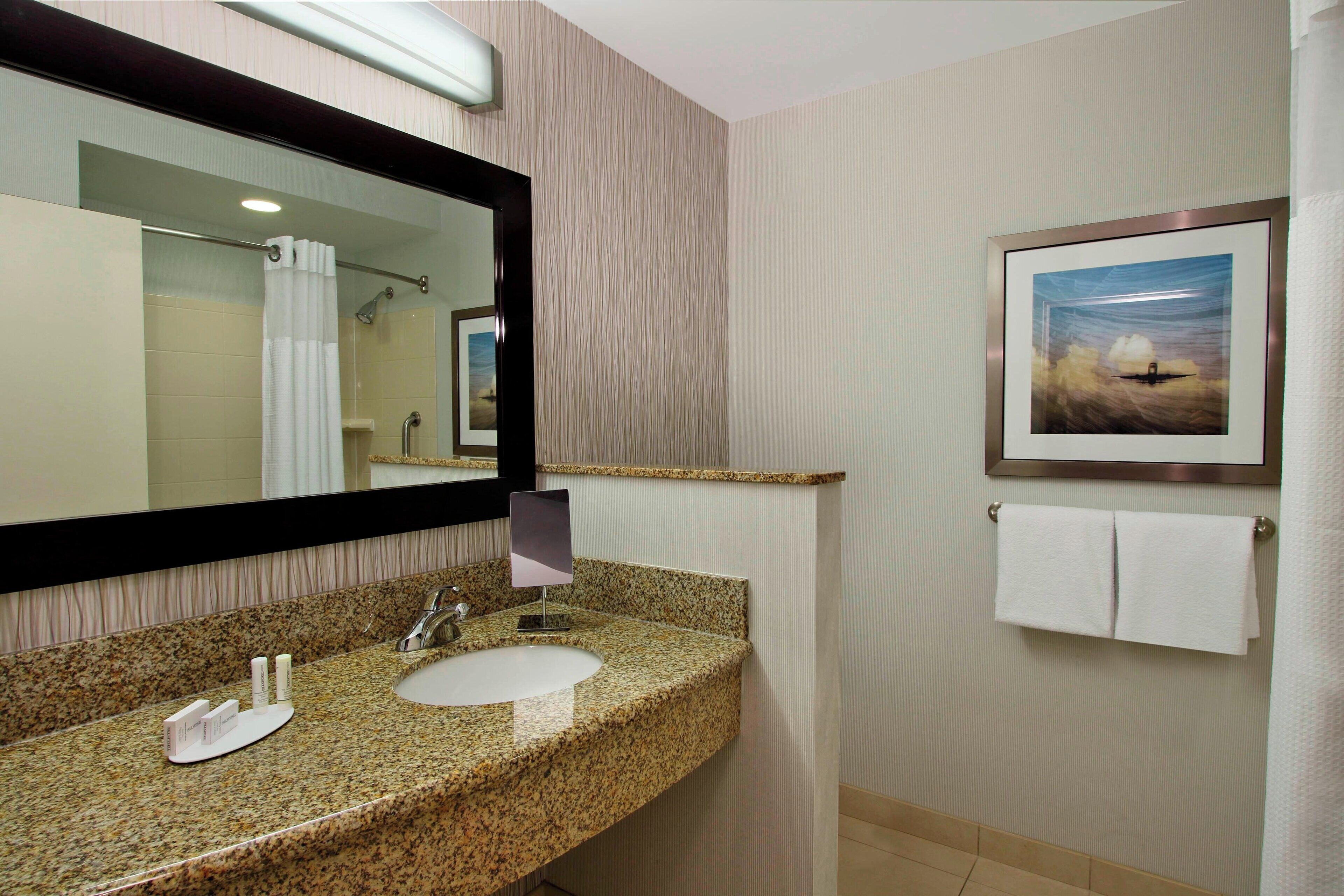 suite, 1 bedroom, non smoking | bathroom | free toiletries, hair dryer, towels