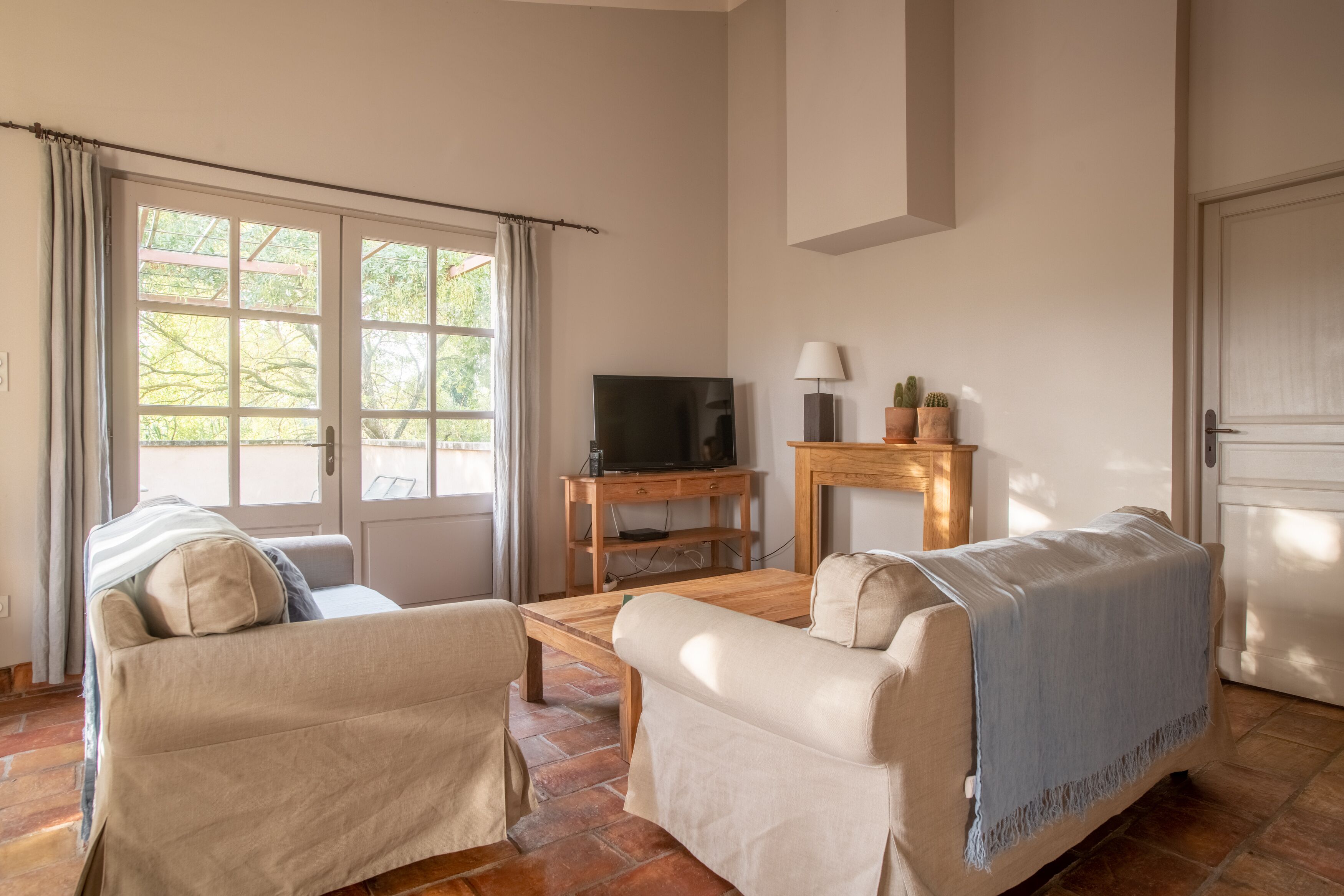 0-inch flat-screen tv with digital channels, tv, ping pong