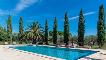 Una piscina al aire libre de temporada