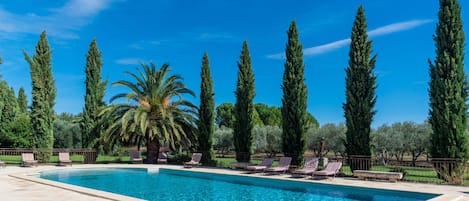 Una piscina al aire libre de temporada