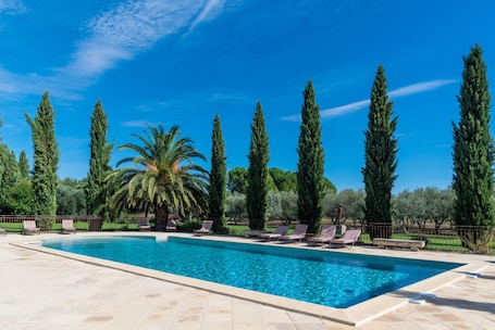 Una piscina al aire libre de temporada