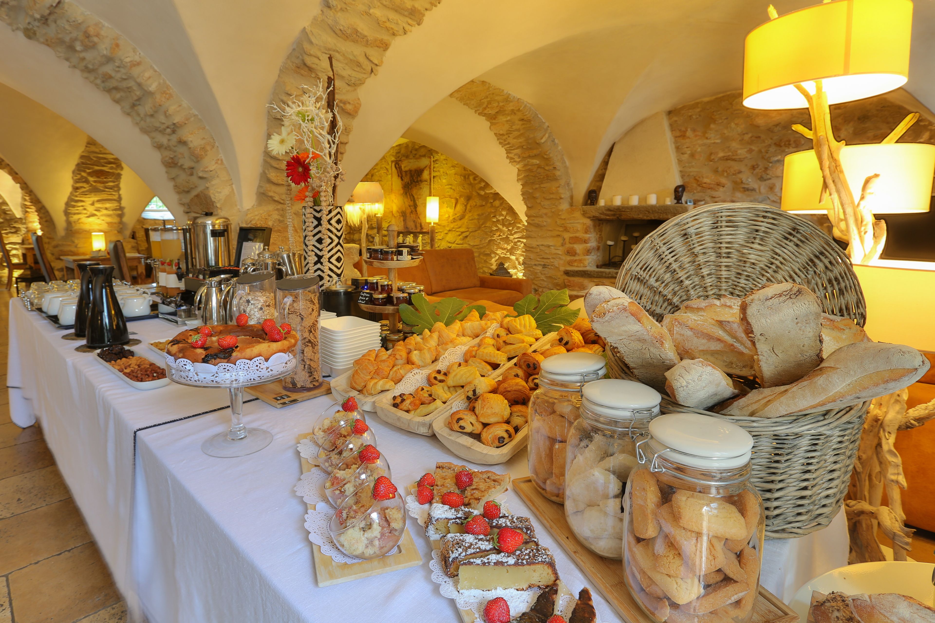 daily buffet breakfast (eur 25 per person)