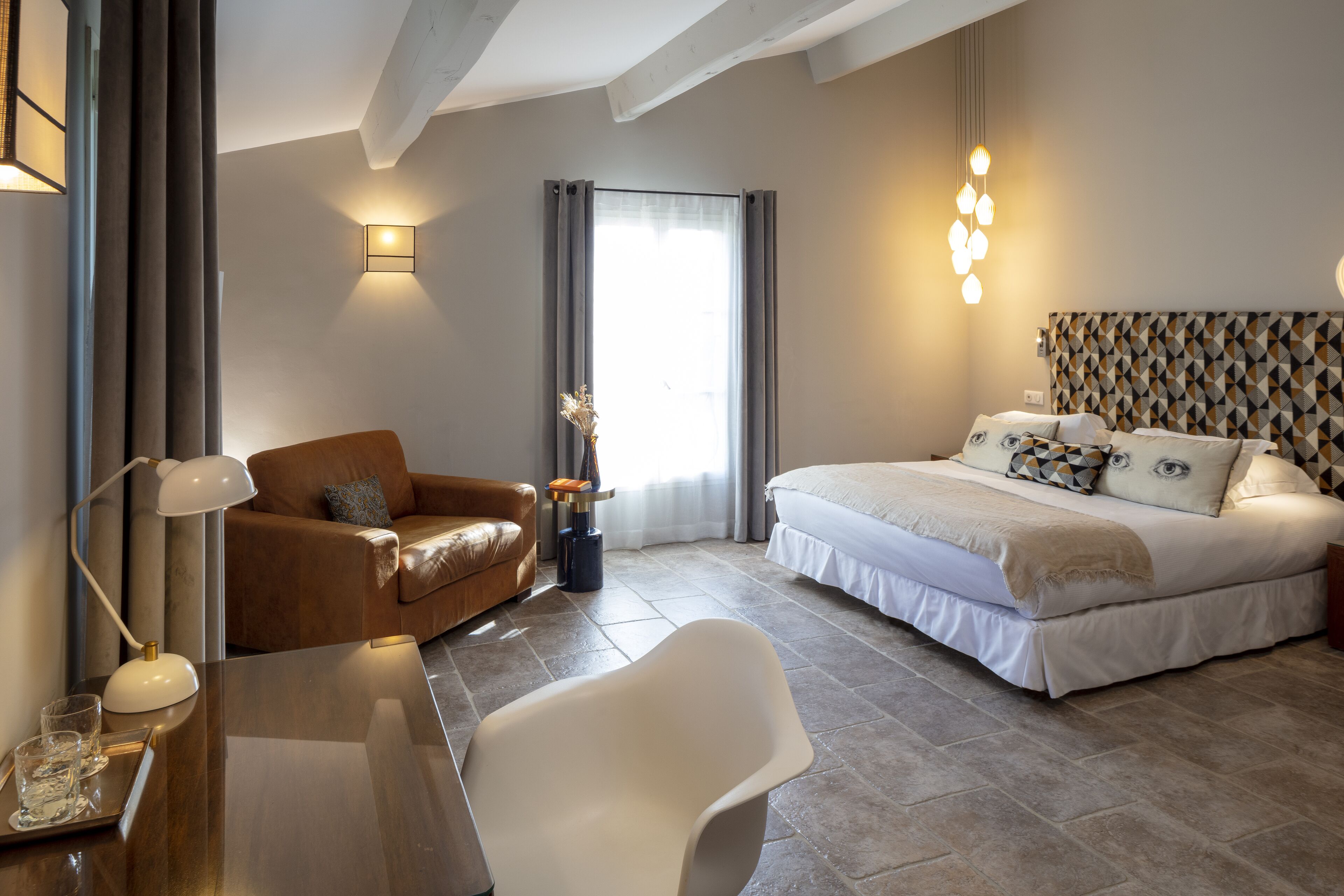 Luxury Room | Peralatan tempat tidur premium, bar mini, peti besi dalam bilik 