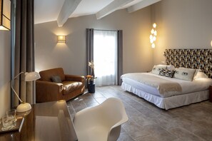 Luksusrom | Sengetøy av topp kvalitet, minibar og safe på rommet