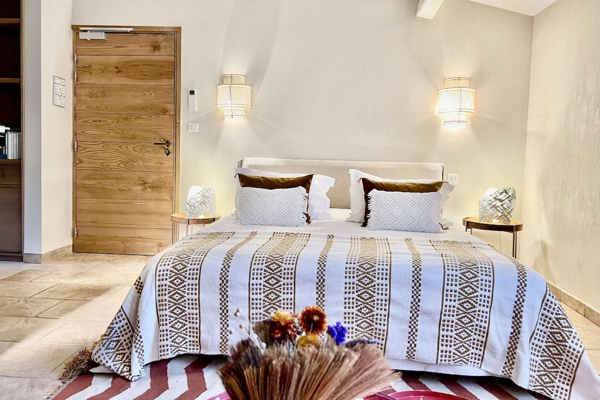 Junior Suite | 1 bedroom, premium bedding, minibar, in-room safe