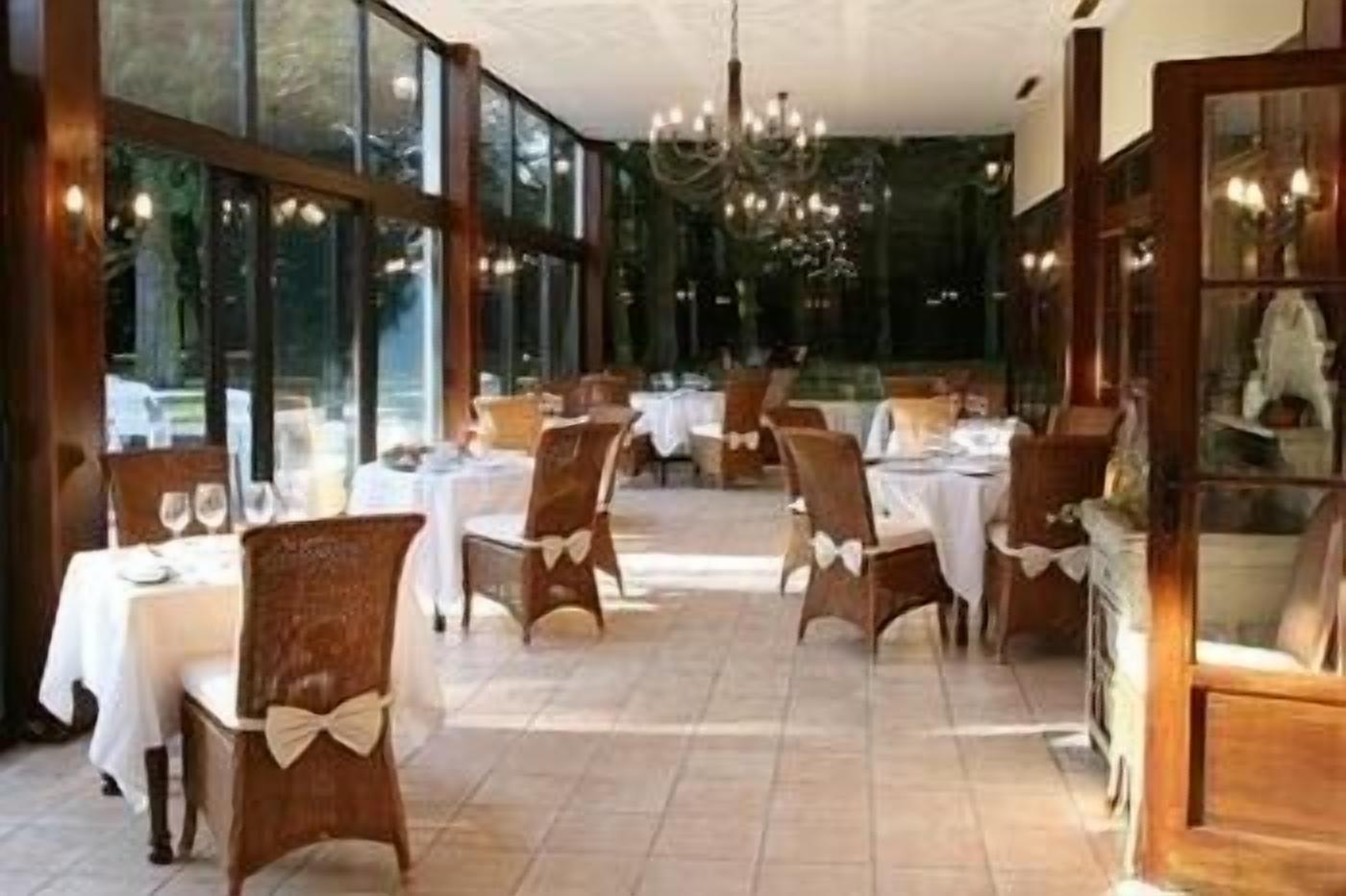 breakfast, lunch and dinner served