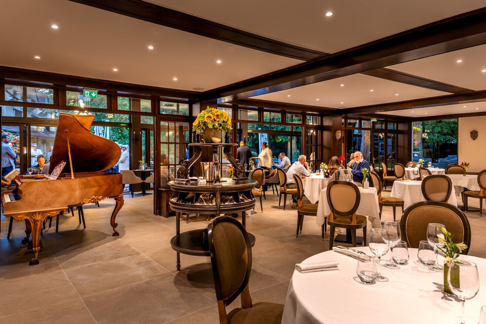 Serveert ontbijt, lunch en diner