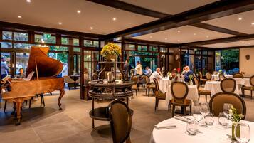 Serveert ontbijt, lunch en diner