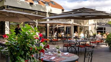 Serveert ontbijt, lunch en diner