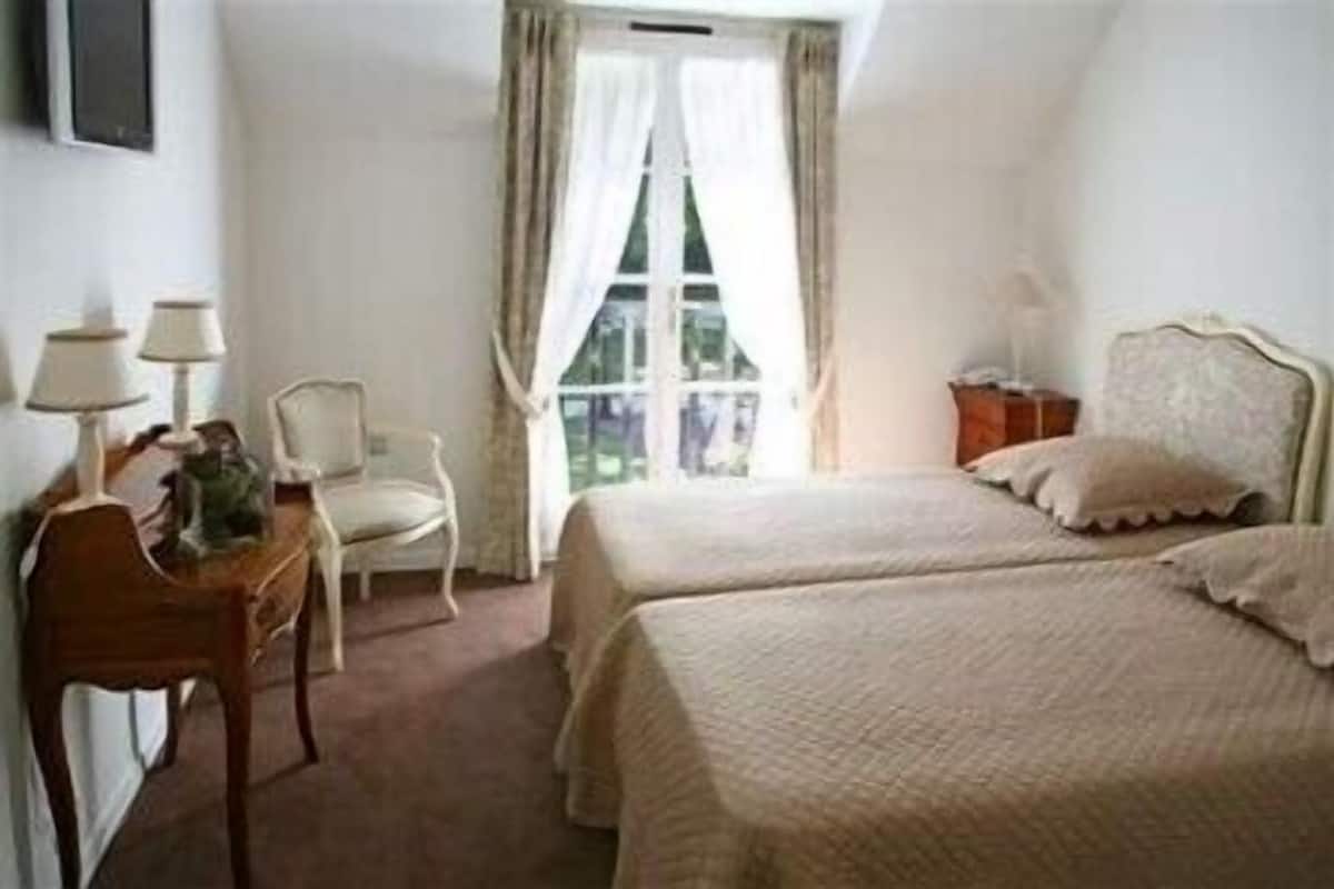 Chambre avec lits jumeaux, vue sur le parc | Coffre-fort, décor unique, ameublement unique, bureau