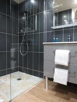 Tina profunda, amenidades de baño gratuitas, secadora de cabello 