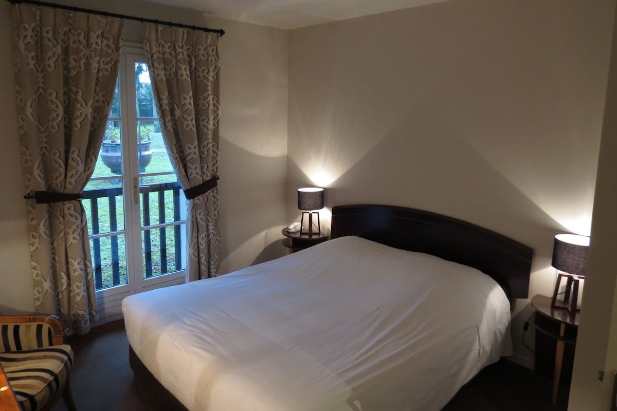 Suite, vue sur le parc | Coffre-fort, décor unique, ameublement unique, bureau