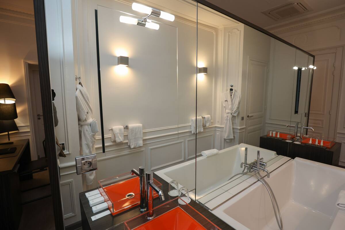 deluxe double room (plus) | bathroom | free toiletries, hair dryer, towels