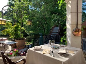 Déjeuner et dîner servis sur place, vue sur le jardin
