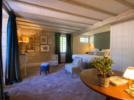 Ropa de cama de alta calidad y minibar con artículos gratuitos