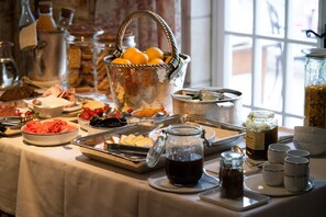 Petit déjeuner continental (27 EUR par personne)